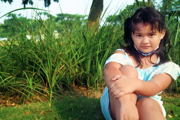 Portret Dziewczyny Beauty Azjatyckiej Patrząc Aparat Siedzą Trawie Dowcip Jej — Zdjęcie stockowe