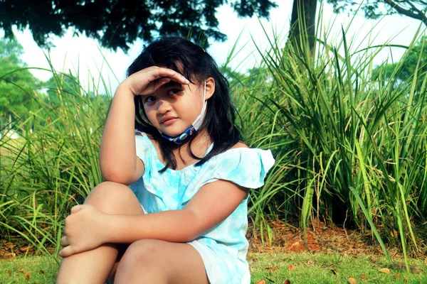 Portret Dziewczyny Beauty Azjatyckiej Siedzieć Trawie Jej Działania Jak Modelka — Zdjęcie stockowe