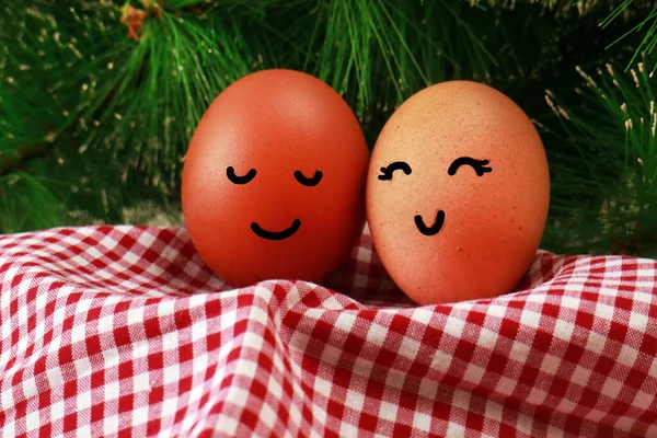 Fotostudio Des Osterferienkonzepts Zwei Eier Lächeln Das Glück Auf Einer — Stockfoto