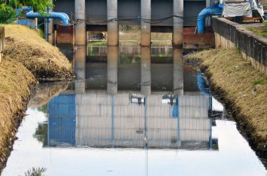 Açık hava fotoğrafçılığı, sulama sistemi ve sel kontrolü için beton bir duvarda su kemerini taşırdı.