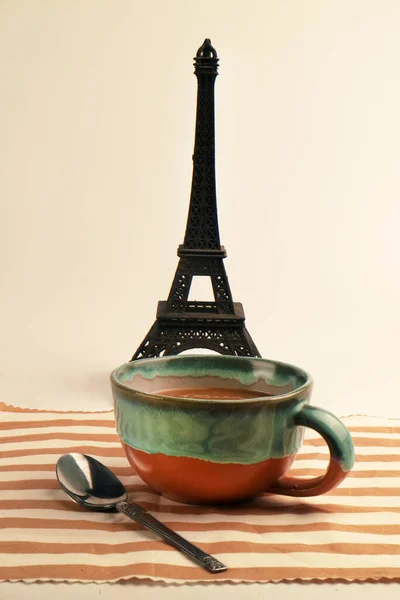 Photo Studio Concept Coffee Latte Cappuccino Cup Striped Cloth Eiffel — Stock Photo, Image