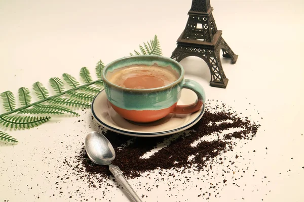 Foto Studio Concetto Caffellatte Cappuccino Una Tazza Con Torre Eiffel — Foto Stock