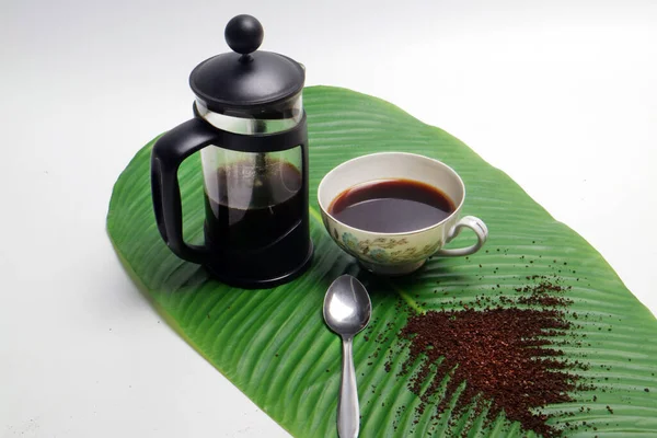 Fotostudio Van Franse Perskoffie Met Kop Koffielepel Grof Koffiepoeder Bananenblad — Stockfoto