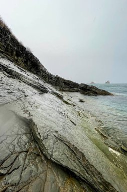 Deniz kenarındaki güzel kasvetli kayalar