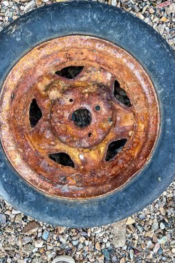 Sahilde paslanmış paslı bir tekerlek.