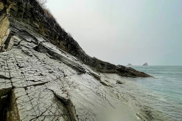 Deniz kenarındaki güzel kasvetli kayalar