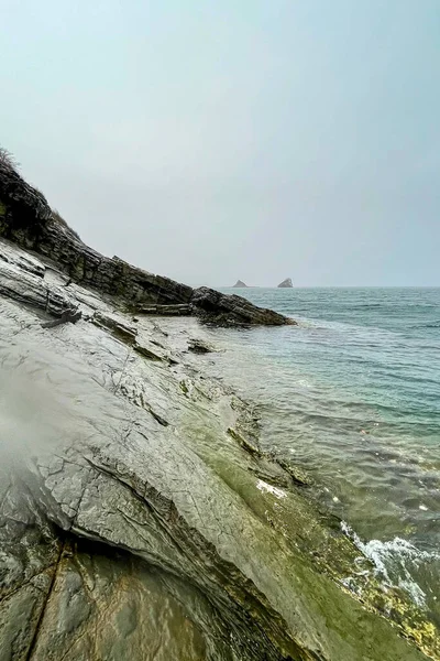 海边美丽而阴郁的岩石 — 图库照片