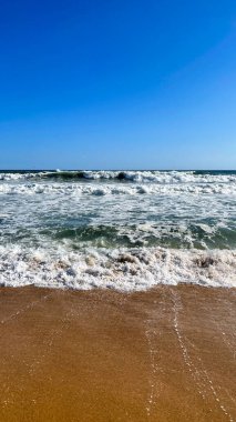 Dikey olarak deniz dalgalarının güzel görüntüsü