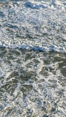 Dikey olarak deniz dalgalarının güzel görüntüsü