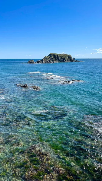 Prachtig Uitzicht Baai Het Blauwe Water Van Zee Rotsen Het — Stockfoto