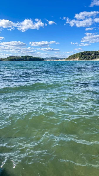 Prachtig Uitzicht Baai Het Blauwe Water Van Zee Rotsen Het — Stockfoto