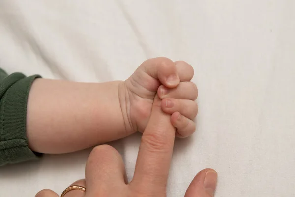 Mãe Segura Bebê Pela Mão — Fotografia de Stock