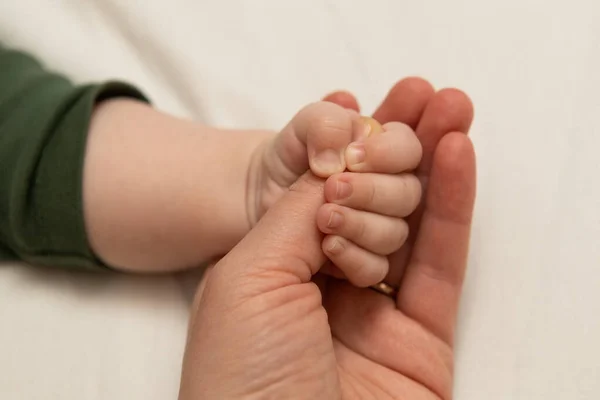 Moeder Houdt Baby Bij Hand — Stockfoto