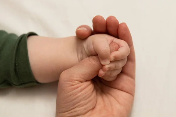 Mãe Segura Bebê Pela Mão — Fotografia de Stock