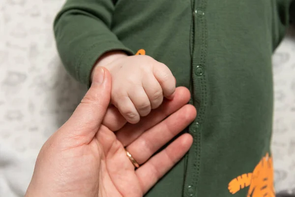 Mãe Segura Bebê Pela Mão — Fotografia de Stock