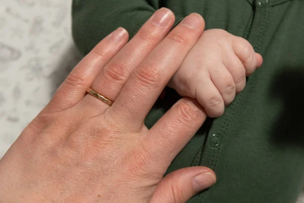 Mother Holds Baby Hand — Stock Photo, Image