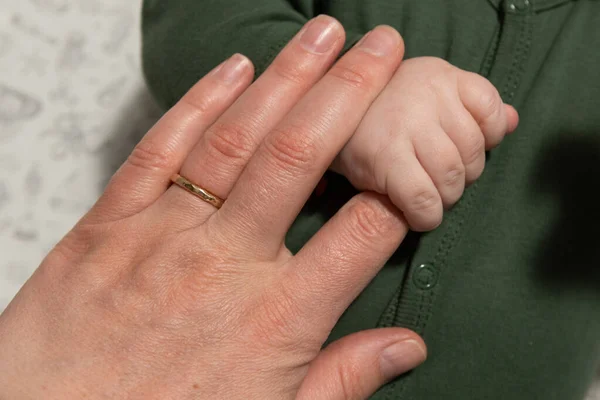 Mãe Segura Bebê Pela Mão — Fotografia de Stock