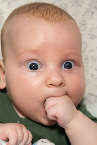 かわいい3ヶ月の赤ちゃんが手を食べて — ストック写真