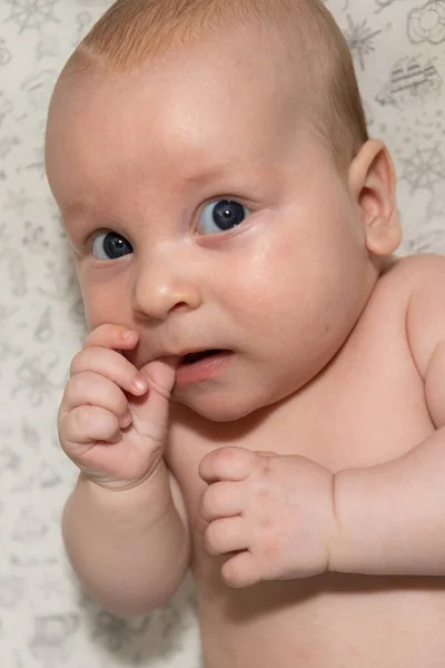 Een Schattige Baby Van Drie Maanden Die Zijn Hand Opeet — Stockfoto