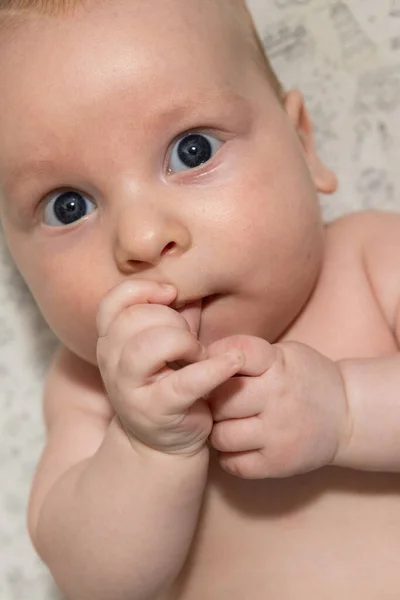 Een Schattige Baby Van Drie Maanden Die Zijn Hand Opeet — Stockfoto
