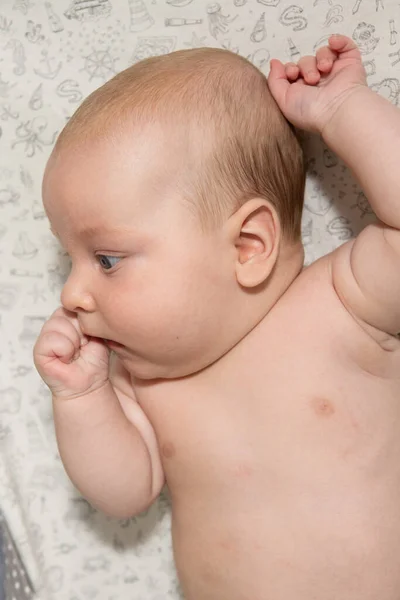 Милая Трехмесячная Малышка Пожирающая Свою Руку Зубы — стоковое фото