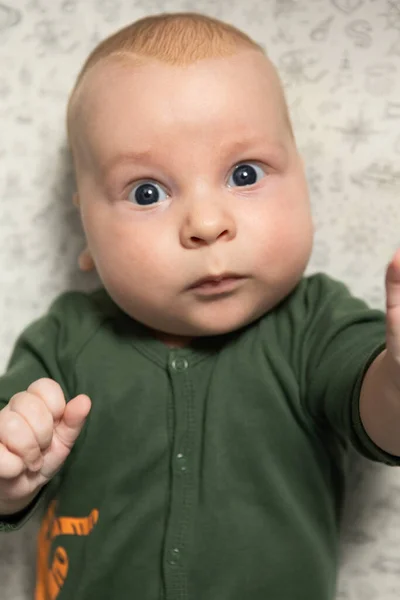 緑の服を着た青い目をした3ヶ月の赤ん坊のクローズアップ肖像画 — ストック写真