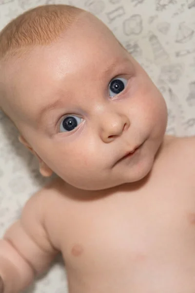 Крупный План Портрета Трехмесячного Ребенка Голубыми Глазами — стоковое фото