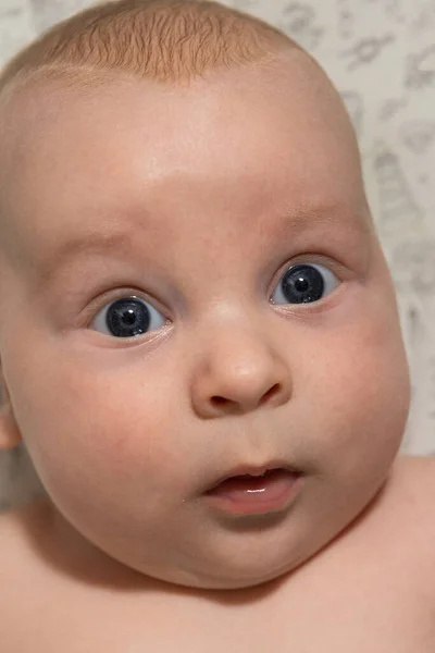 青い目をした3ヶ月の赤ん坊のクローズアップ肖像画 — ストック写真