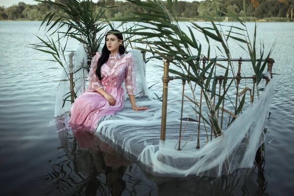 Una Chica Sienta Una Cama Con Vestido Rosa Agua — Foto de Stock