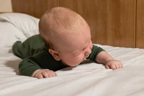 Bebê Macacão Verde Aprende Rastejar Supera Dificuldades — Fotografia de Stock