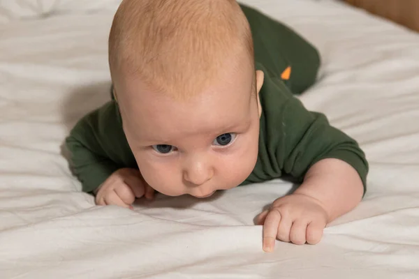 Baby Green Overalls Learns Crawl Overcomes Difficulties — Stock Photo, Image