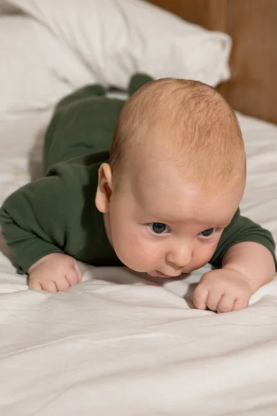 Baby Green Overalls Learns Crawl Overcomes Difficulties — Stock Photo, Image