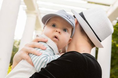 Anne kucağında küçük bir çocuk var.