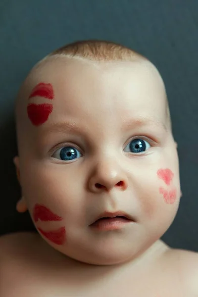 Niedliches Baby Abdrücken Von Rotem Lippenstift — Stockfoto