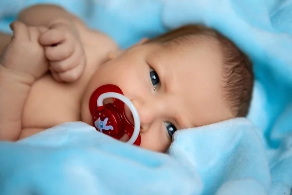Little Newborn Baby Blue Blanket — стоковое фото