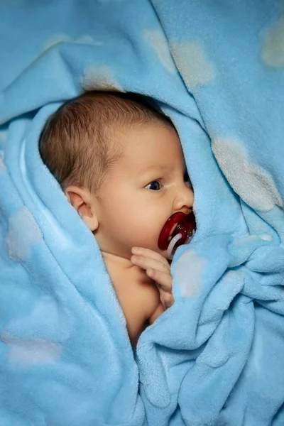 Little Newborn Baby Blue Blanket — стоковое фото