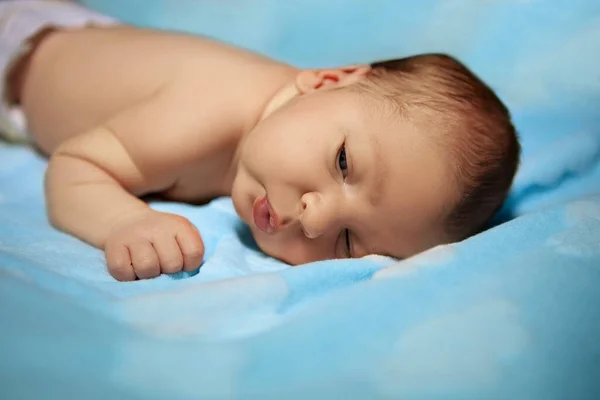 Newborn Baby Lies Blue Blanket Clouds — Stockfoto