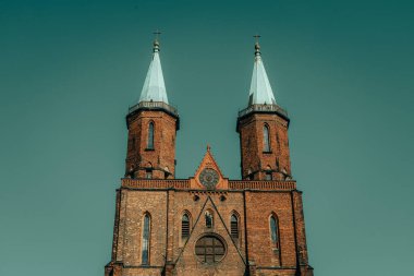 Gökyüzüne karşı eski kilise kuleleri