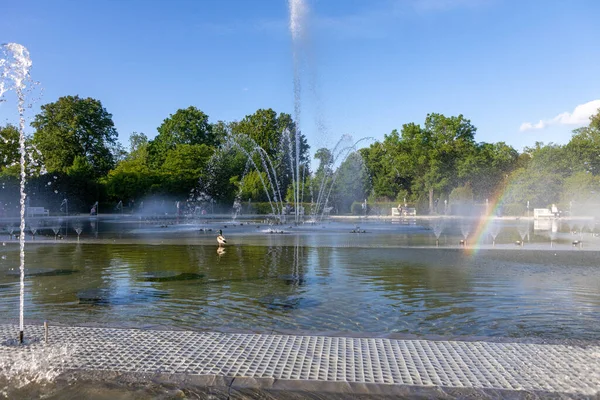Bella Fontana Nel Parco Della Città — Foto Stock