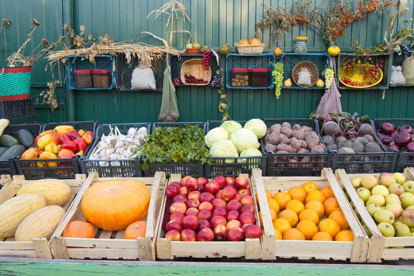 市场柜台上的蔬菜和水果 盒子里有 胡椒粉 卷心菜 — 图库照片