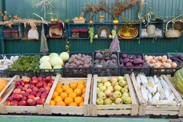 Zelenina Ovoce Tržišti Krabičky Obsahují Česnek Petržel Zelí Brambory Řepu — Stock fotografie
