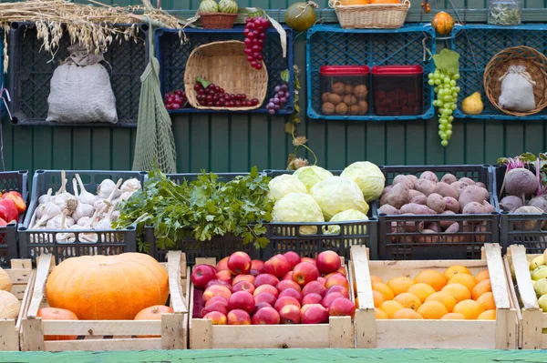 Verdure Frutta Sul Bancone Del Mercato Nelle Scatole Aglio Prezzemolo — Foto Stock