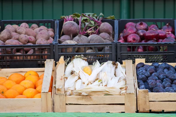 Zelenina Ovoce Tržišti Krabice Obsahují Brambory Řepu Cibuli Pomeranče Kukuřici — Stock fotografie