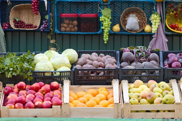 Λαχανικά Και Φρούτα Στον Πάγκο Της Αγοράς Στα Κουτιά Μαϊντανός Εικόνα Αρχείου