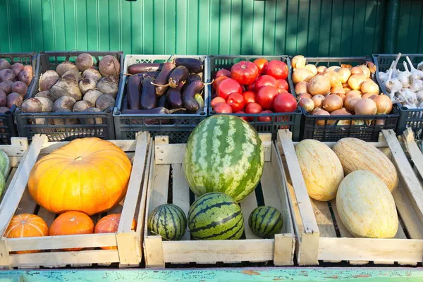 Zelenina Ovoce Tržišti Krabice Obsahují Brambory Řepu Lilky Rajčata Cibuli — Stock fotografie