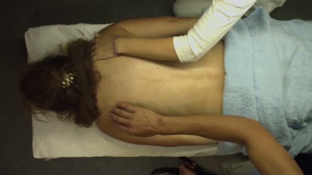 Massaggio Quattro Mani Piatto Due Massaggiatori Massaggiano Una Donna Una — Video Stock