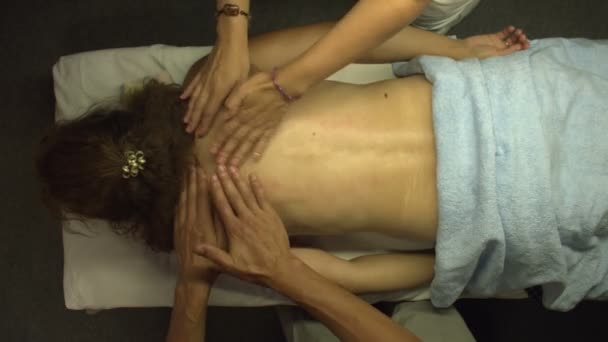 Massagem Quatro Mãos Deitado Dois Massagistas Massageiam Uma Mulher Eles — Vídeo de Stock