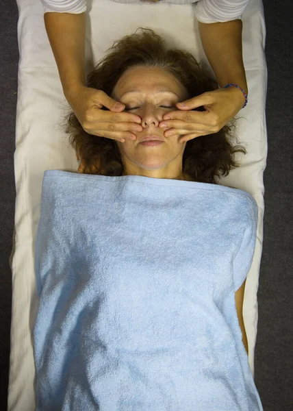 Massagem Facial Deitado Massagista Massageia Pele Sob Olhos Mulher Com — Fotografia de Stock