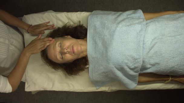Massagem Facial Deitado Massagista Esfrega Testa Templos Com Dedo — Vídeo de Stock