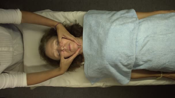 Ansiktsmassage Ett Platt Ligg Massören Masserar Huden Kvinnans Ögon Med — Stockvideo